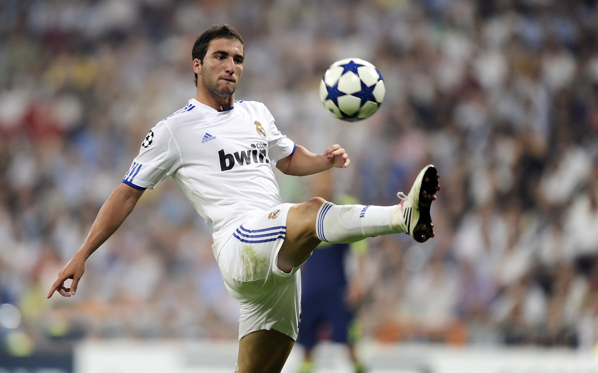 开云体育官方网站-安哥拉全面压制巴萨，布雷默扛起全队，当非洲铁骑碾过诺坎普的草坪